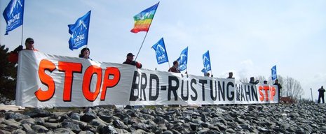 Protestaktion der Deutschen Friedensgesellschaft &#8211; Vereinigte Kriegsdienstgegner gegen die Indienststellung eines Kriegsschiffs