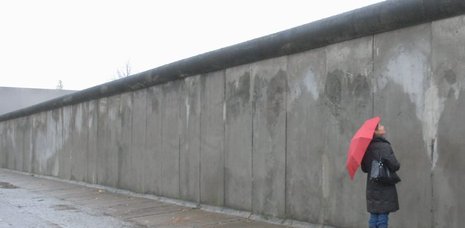 In Berlin gibt es einen Mauerpark, der nachdenklich machen soll. Doch Nachdenken endet für viele, wo sich Eigennutz einstellt.