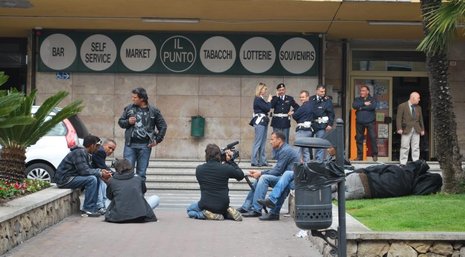 Polizisten, Journalisten und Migranten am Bahnhof von Ventimiglia