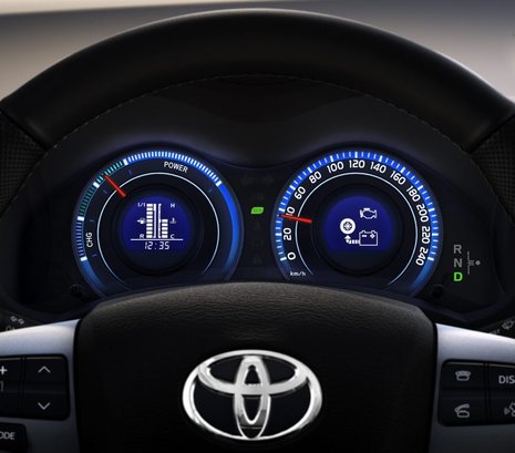 Die Armaturentafel des Toyota Auris Hybrid: Im Tachometer wird angezeigt, was die R&#228;der antreibt, hier ausschlie&#223;lich der Elektromotor.