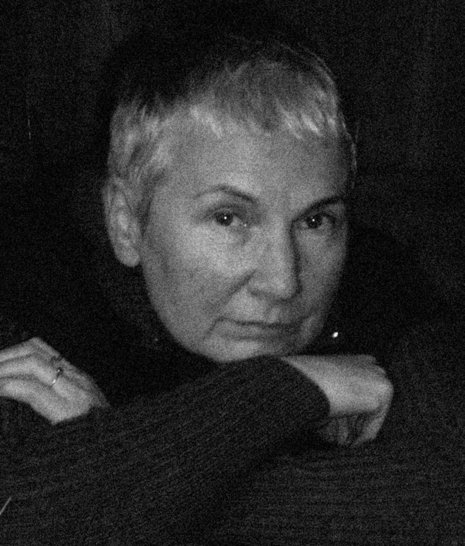 Elke Jakubowski, geboren 1950, war nach Setzerlehre und Polygraphiestudium 14 Jahre im Journalismus tätig. Seit 1996 arbeitet sie freiberuflich als Grafik-Designerin und gelegentlich als freie Autorin.