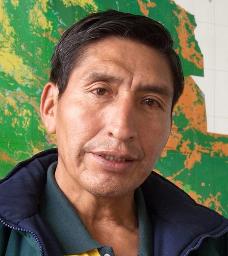 Francisco Molle Calle betreibt seit Ende der 1980er Jahre eine Kakaoplantage in der Region Sapecho. Er ist Präsident des bolivianischen Dachverbands ökologischer Betriebe AOPEB (Asociación de Organizaciones de Productores Ecológicos de Bolivia), der eine kleine Supermarktkette mit Bioprodukten betreibt.