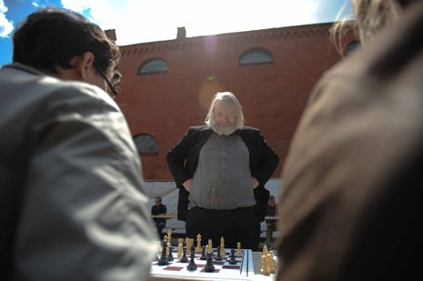 Der russische Schachgroßmeister Artur Jussupow spielt Simultanschach gegen Besucher des Pressefestes.
