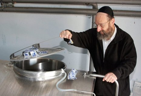 Alles in Ordnung: Rabbi Joseph Greenbaum versiegelt einen Milchtank.