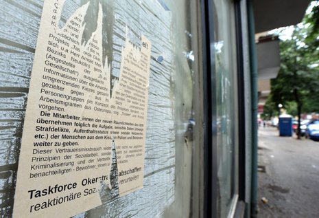 Der Streit um die umstrittene »Taskforce Okerstraße« wird auch mit Plakaten im Kiez ausgetragen.