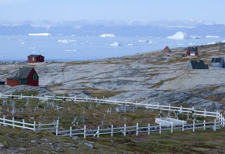 Friedhof auf Grönland. Auch er versinkt, wenn der Dauerfrostboden zu tief auftaut.