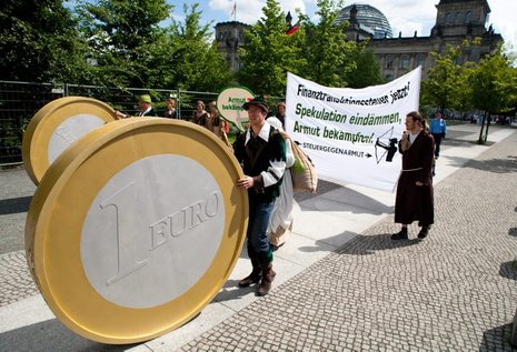 Aktion der Kampagne »Steuer gegen Armut« am Dienstag in Berlin: Das Geld liegt auf der Straße – es braucht nur einen Robin Hood, um es einzusammeln und umzuverteilen.