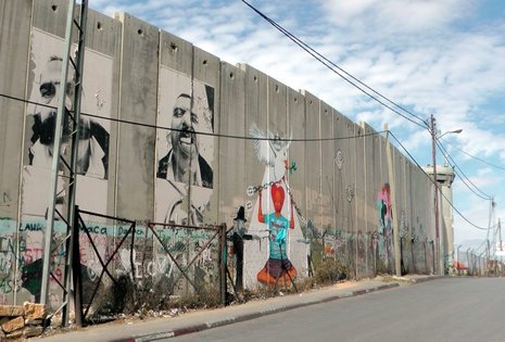 Keren Assaf kämpft gemeinsam mit Palästinensern, dass diese Mauer fällt.
