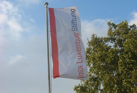Vor dem ND-Gebäude in Berlin-Friedrichshain: Stiftungsfahnen mit dem heutigen Logo der RLS.