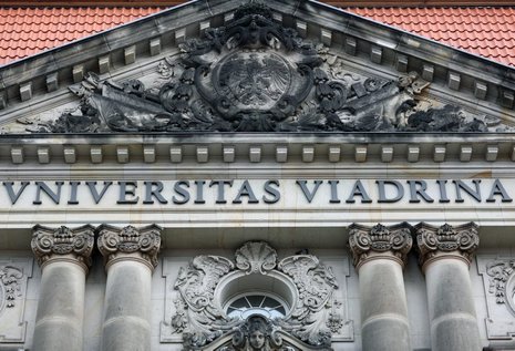 Portal der Europa-Universit&#228;t (o). Studentinnen der Viadrina sehen im Treppenhaus ihre Aufzeichnung durch. Fotos: dpa/Patrick Pleul