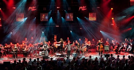Sting mit den Bochumer Symphonikern bei seinem Auftritt im Auditorium Stravinski beim 45. Montreux Jazz Festival.