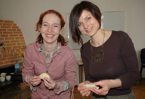 Aneta und Kasia zeigen ihren Sprachschülern auch, wie man Polnische Piroggen herstellt.