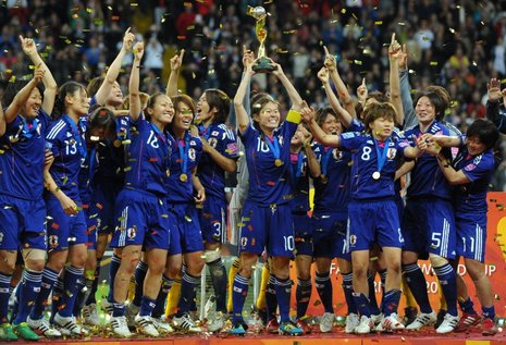 Japans Fu&#223;ballerinnen feiern den Gewinn des WM-Pokals, Spielf&#252;hrerin Homare Sawa h&#228;lt ihn hoch. AFP/Stache