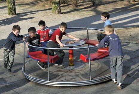 Spielplatz statt Sommerurlaub &#8211; auch so wirkt sich Kinderarmut in Deutschland aus.