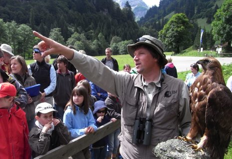 Hindelangs Vogelwart Henning Werth kennt all die Stellen, an denen sich die Steinadler in den Allgäuer Hochalpen zeigen.