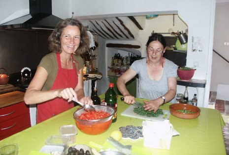 Odil (links) und Jaqueline nehmen Besucher gern mit auf eine Geschmackstour mit wilden Kr&#228;utern aus der Provence. ND-Fotos: Heidi Diehl ND-Karte: Wolfgang Wegener
