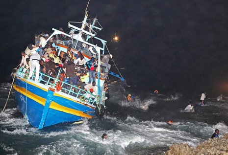 Ein mit rund 500 Fl&#252;chtlingen besetztes Boot vor Lampedusa (Archivbild vom 8. Mai 2011)