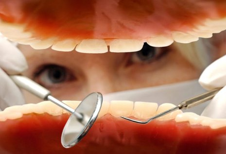Eine umfassende Behandlung beim Zahnarzt ist f&#252;r Schutzsuchende selten. dpa/HansWiedel