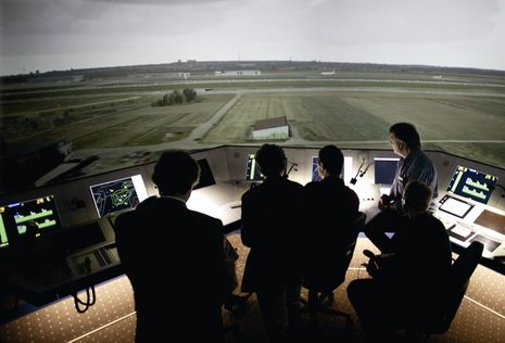 Fluglotsen-Azubis im Simulator eines Flughafentowers