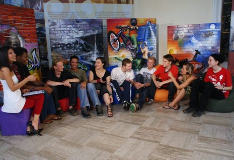 Auftritt im Fernsehen &#8211; die Interbrigadas stellen ihre Arbeit auch in venezolanischen Medien vor.