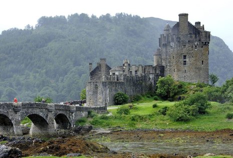Eilean Donan Castle, 1220 in den westlichen Highlands erbaut, gilt als meistfotografiertes Motiv des Landes.