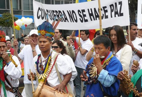 Großdemonstration in Bogotá 2008 gegen Santos-Vorgänger Uribe: Mit Krieg schafft man keinen Frieden.