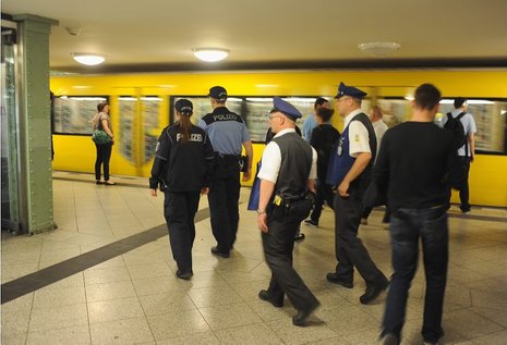 Gemeinsame Streife von Polizei und BVG auf dem U-Bahnhof Alexanderplatz
