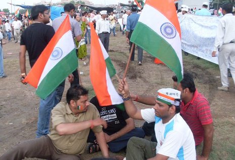 Sympathisanten schwenken die indische Flagge.