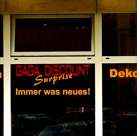Schaufenster in Köln-Sülz: Auch Gaga-Produkte verschlingen Rohstoffe.