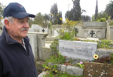 Friedhofsgärtner Hugo Hurtado am Familiengrab der Allendes.