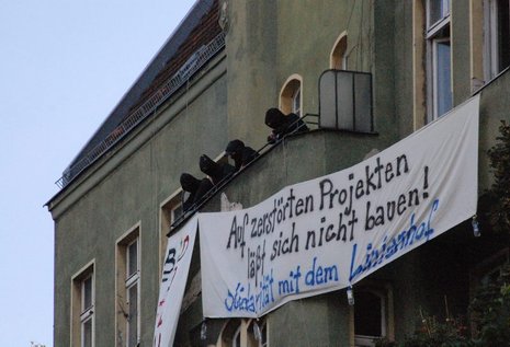 Das GSW-Haus während der Besetzung: Transparente verkünden die Forderungen der Aktivisten.