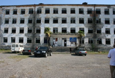 Ausgebrannte Schule in Otschamtschyra