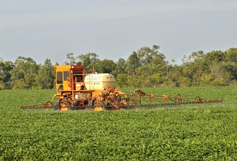 Brasilien: Sojafarmer beim Spr&#252;hen von Herbiziden