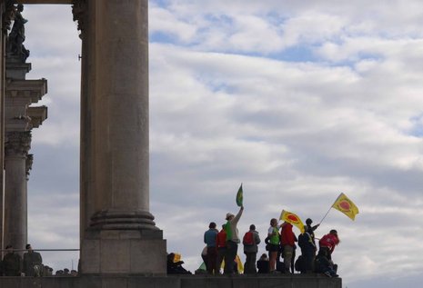 Wäre es nach der Berliner Versammlungsbehörde gegangen, hätten die Demonstranten dort nicht die Anti-Atom-Fahne schwenken dürfen. Sie haben es trotzdem gemacht. Und wurden gelassen. Es waren zu viele.