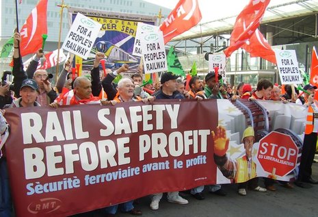 GewerkschafterInnen protestieren vor der europ&#228;ischen Bahnagentur in Lille im April 2010.