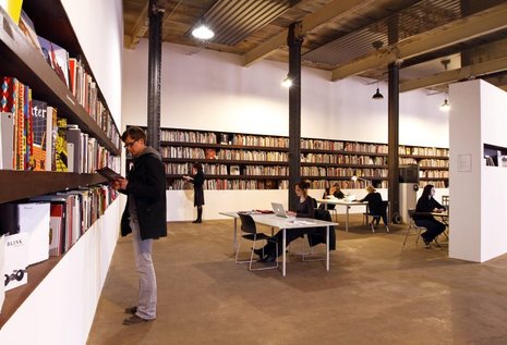 Profitiert von der Spendeneinwerbung via Internet: die Bibliothek der HALLE 14 in Leipzig