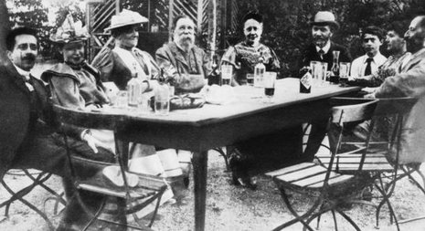 Bei Brot und Wein versammelt – Köpfe der deutschen Sozialdemokratie 1893 in Zürich: Clara Zetkin (3.v.l.), daneben Friedrich Engels, August Bebel (4.v. r.) und Eduard Bernstein (r.)