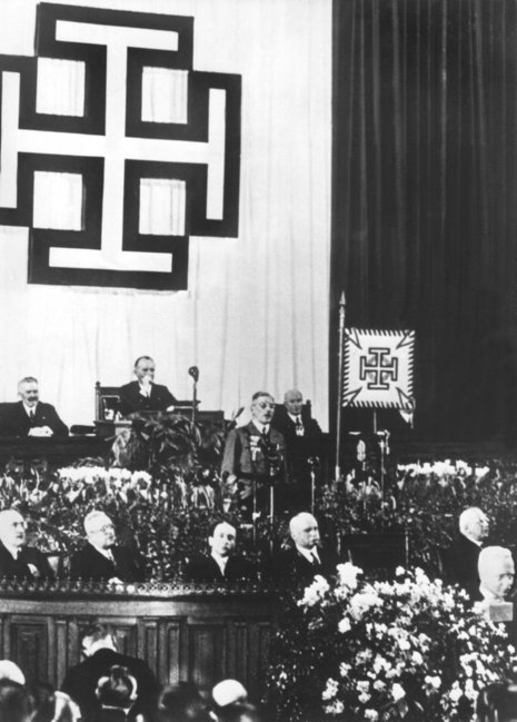 Eine der letzten Amtshandlungen: Kanzler Schuschnigg (stehend) ruft im Februar 1938 angesichts der drohenden Annexion zum Patriotismus auf.