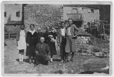 Ein Familienfoto der Rovalis aus dem Frühjahr 1943 zeigt Celso (vorn), Antonio (Mitte hinten) und Italo (ganz rechts), die ein Jahr später beim Massaker ermordet wurden.