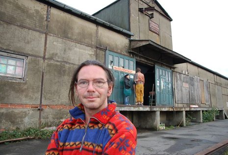 Mathias Lintl, kreativer und organisatorischer Kopf der Soulkitchen im Hamburger Stadtteil Wilhelmburg, vor der früheren Lagerhalle.