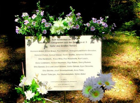 Erinnerungstafel für deutsche Stalin-Opfer auf dem Gedenkfriedhof in Lewaschowo