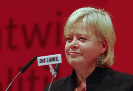 Gesine Lötzsch, hat Funktionäre ihrer Partei, die sich öffentlich für einen vorgezogenen Parteitag zur Neuwahl des Parteivorstandes zu Wort gemeldet hatten, kritisiert.