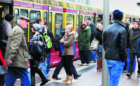 Endlich, die Bahn kommt: Fahrgäste am Knotenpunkt Ostkreuz brauchten starke Nerven.
