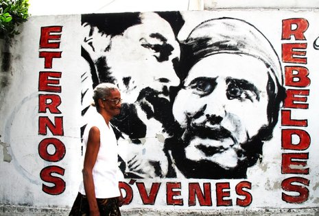 Klassiker und Konstanten der Propaganda-Inhalte: die Helden der Revolution Che und Fidel auf einem Wandgemälde in Kuba