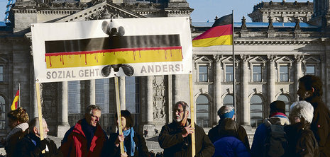 Schwarz-Gelb dreht die Daumenschrauben, Rot muss bluten: Fantasievolle Plakate prägten die Berliner Demonstration am Samstag.
