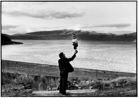 »Sowjetunion. Armenien. Besucher eines Dorfs am Sewansee. 1972.«
