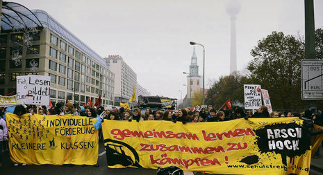 Zusammen zogen Studenten, Azubis und Schüler gegen den Bildungsnotstand durch Berlin.