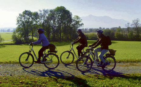 Entspannt mit dem E-Bike unterwegs durchs Chiemgau an einem sonnigen, eiskalten Morgen.