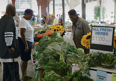 Umschlagplatz für Obst und Gemüse aus den kommunalen Gärten: Der »Eastern Market« am Stadtrand von Detroit im US-Bundesstaates Michigan. Der überdachte Marktplatz trägt dazu bei, die ökonomische Infrastruktur zu stärken und das Viertel neu zu beleben.