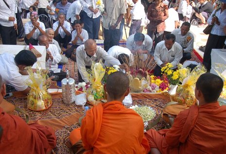 Beten für die Seelen der Toten: buddhistische Opferzeremonie auf den »Killing Fields« vor Phnom Penh.